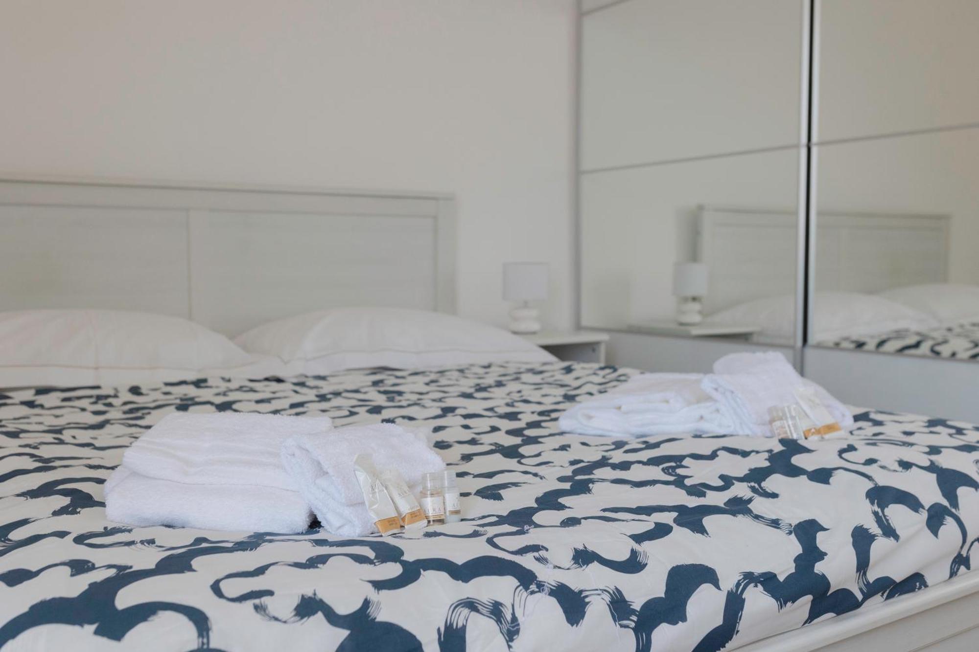 Sunrise Waterfront - Central Apartment With Sea View Balcony - Молфета Екстериор снимка